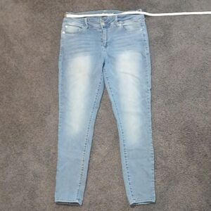 Wallflower Size 13 Women's Faded Blue Skinny Jeans